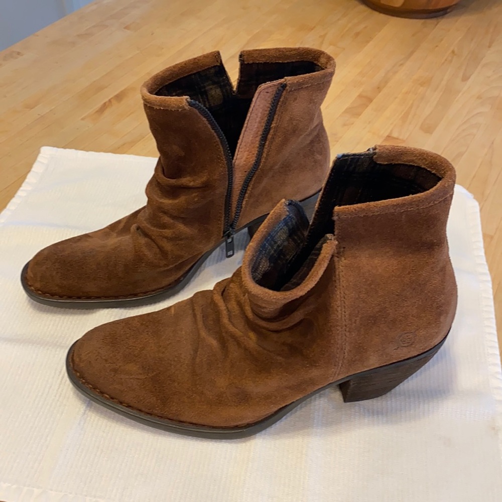 Brown suede Born booties